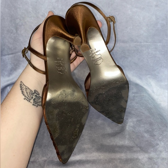 Town Shoes kitten heel (approximately 2 inches) with ankle strap - Picture 3 of 3